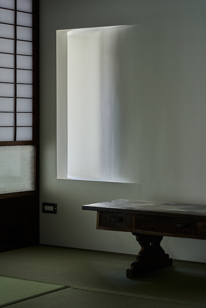 光の差し込む畳の部屋
